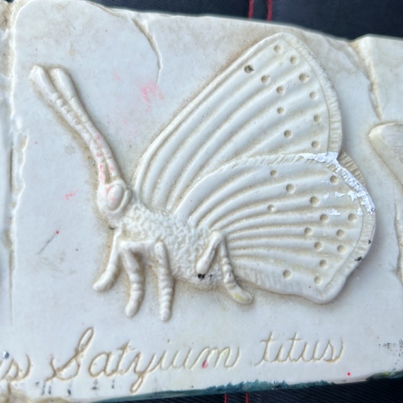 HENFEATHERS Butterfly Plaque - Vintage/ discontinued. + free hook - Picture 4 of 14